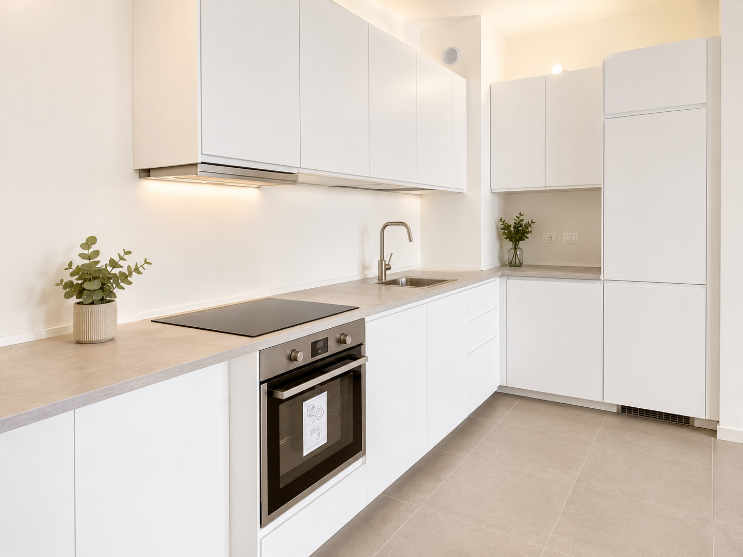 Cucina con elettrodomestici